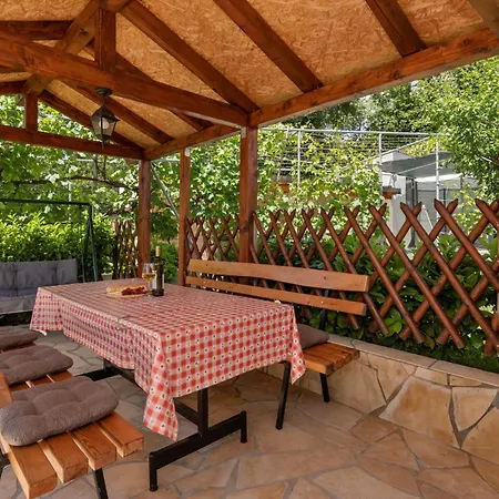 Holiday home Gorgeous In With Kitchen Imotski